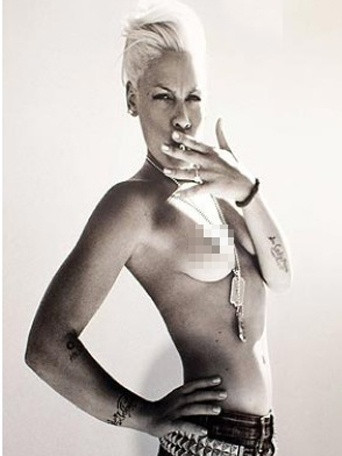 Pink a pozat topless! FOTO