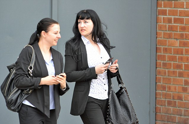 Gestul RUSINOS facut de aceste doua femei intr-un SEX-SHOP si pentru care au fost ARESTATE