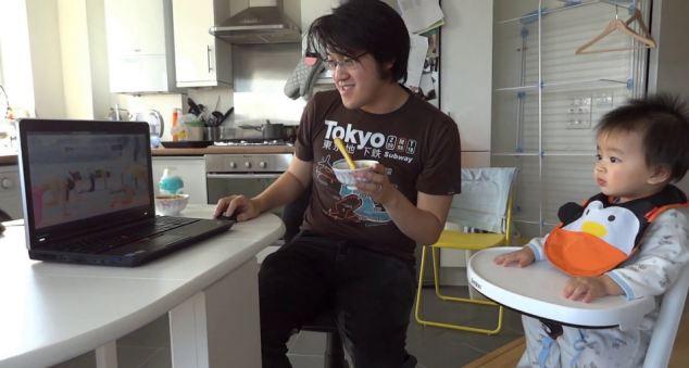 Clipul zilei. Un bebelus accepta sa fie hranit doar daca asculta in acelasi timp "Gangnam Style"