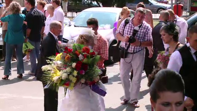 Biserica nu mai vrea logodne. Intre timp, numarul cununiilor civile scade tot mai mult in Romania