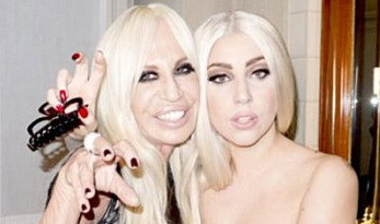 A vrut sa-si acopere sanul, dar i-a scapat ceva. Fotografia cu Lady Gaga a devenit viral pe net