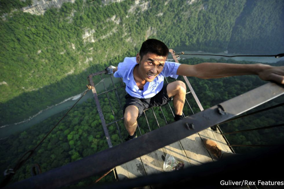 Acesta este cel mai izolat sat din lume. Oamenii trebuie sa parcurga peste 1 km la o inaltime ametitoare pentru a ajunge in Civilizatie