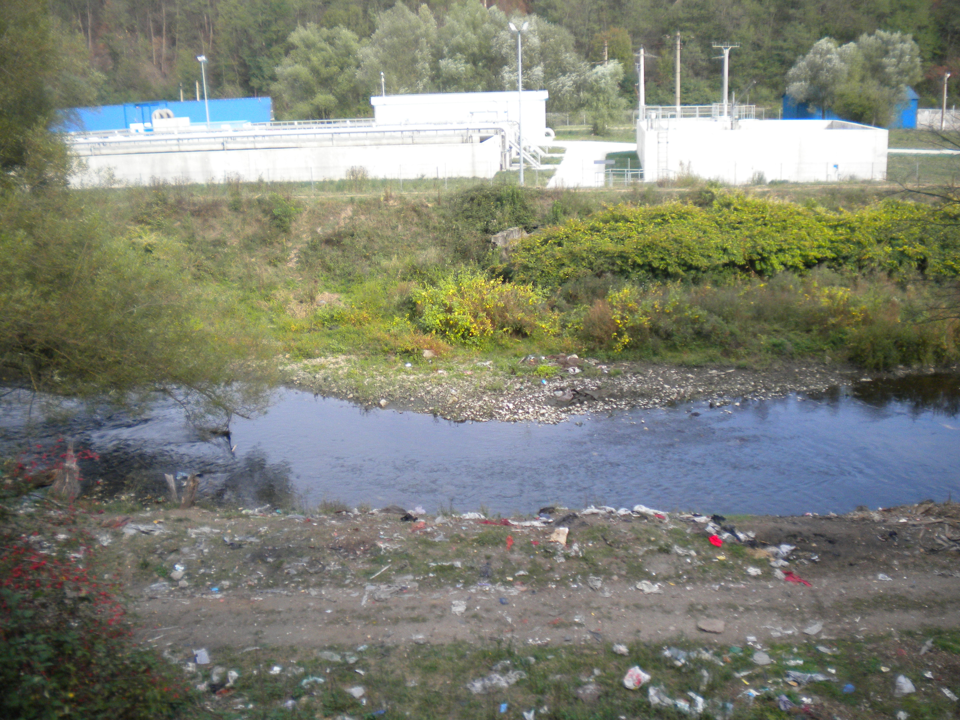 Statia de Tratare a Apei Potabile si Epurarea Apelor Uzate Resita, inconjurata de gunoaie