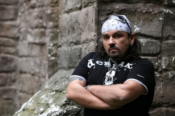 Solistul trupei Cargo a ramas fara 1.500 de euro si fara acte