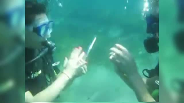 Cerere in casatorie fara cuvinte. Nu s-a gandit nicio secunda ca iubitul ii va face asa ceva