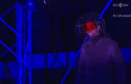 De vineri, David Blaine sta intr-un camp electric de 1 mil volti. Vezi LIVE show-ul iluzionistului