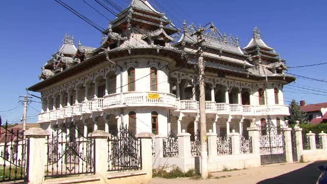 Celebrul palat tiganesc din Turda, scos la vanzare de Fisc. Pretul de pornire: 500.000 de euro