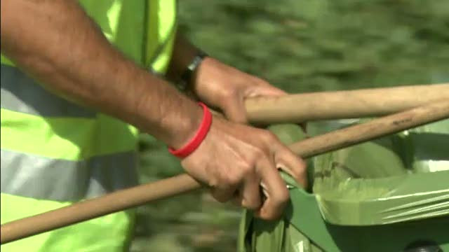 Avem o lege pentru munca in folosul comunitatii, dar e atat de prost facuta incat nimeni nu lucreaza