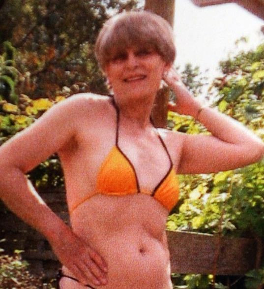 "Vreau sa fac dragoste, dar nu am echipamentul necesar". O femeie de 75 de ani vrea sa fie barbat