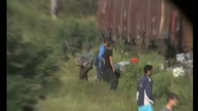 Romania la fier vechi, partea III. Cand nu fura din trenuri, hotii se orienteaza la infrastructura feroviara