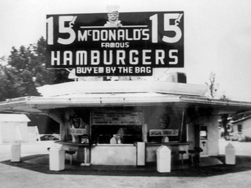 Imagini inedite cu unul dintre cele mai cunoscute restaurante fast-food din lume. Uite cum arata acesta in urma cu 72 de ani