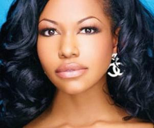 Prea sexy ca sa fie profesoara. Angajata unui liceu, concediata pentru pozele facute acum 17 ani