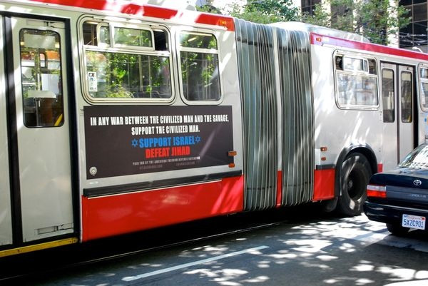 Intre incitare la violenta si libera exprimare. Reclama contra musulmanilor de pe autobuzele din SUA