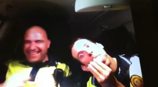 Mai rau ca-n bancurile cu politisti. Ce au facut doi ofiteri in masina de serviciu. "E o rusine"