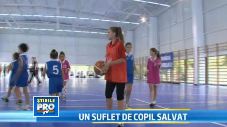 La 6 ani traia din mila altora. Azi poate fi o sportiva de performanta si o studenta la Farmacie