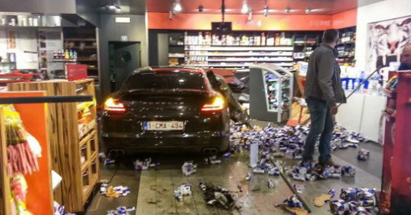 Un fotbalist s-a urcat rupt de beat la volan si a facut PRAF o benzinarie! VIDEO