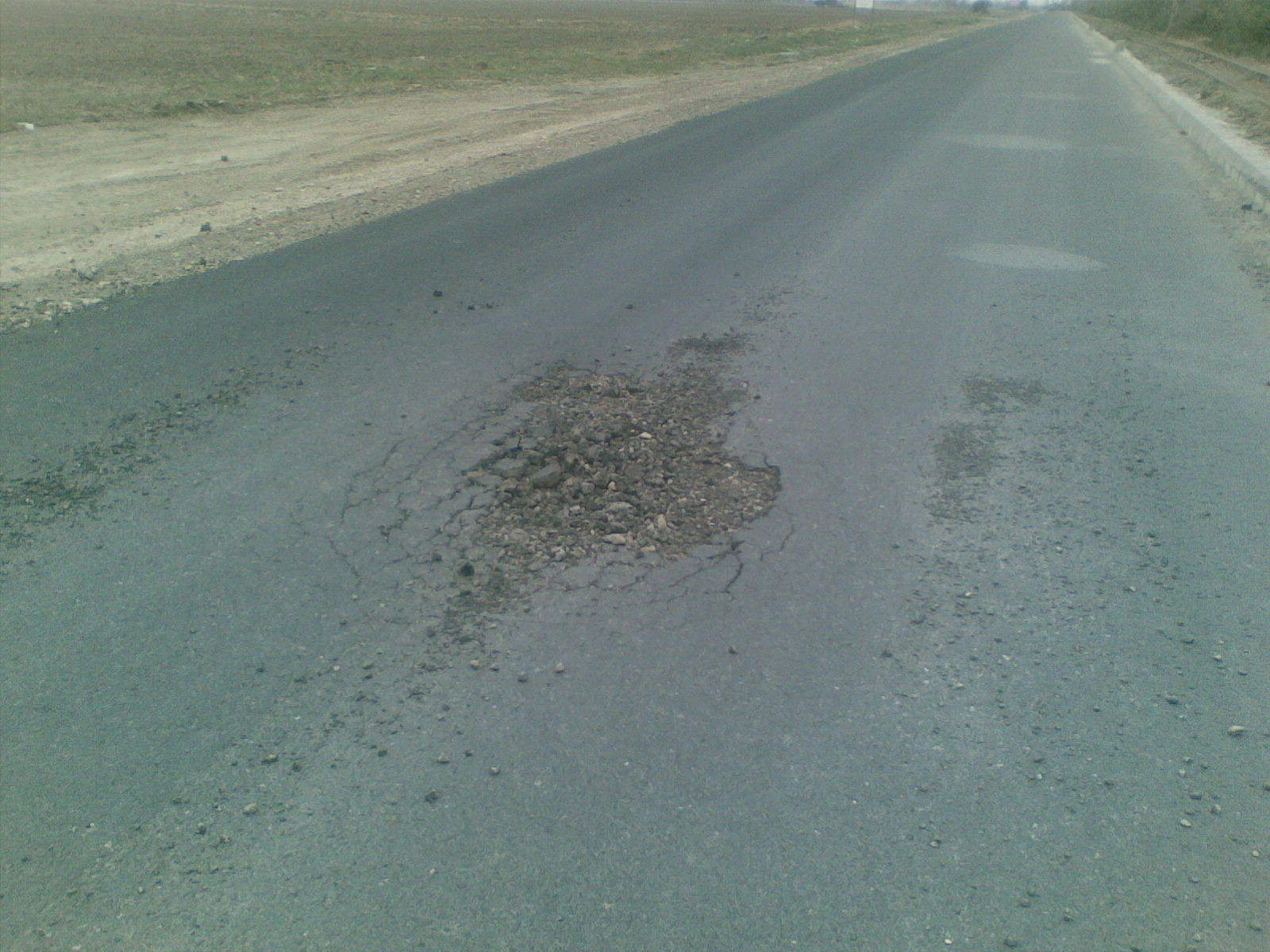 Asfalt proaspat turnat pe drumul spre Ghioroc, deja plin de gropi. Cum explica autoritatile