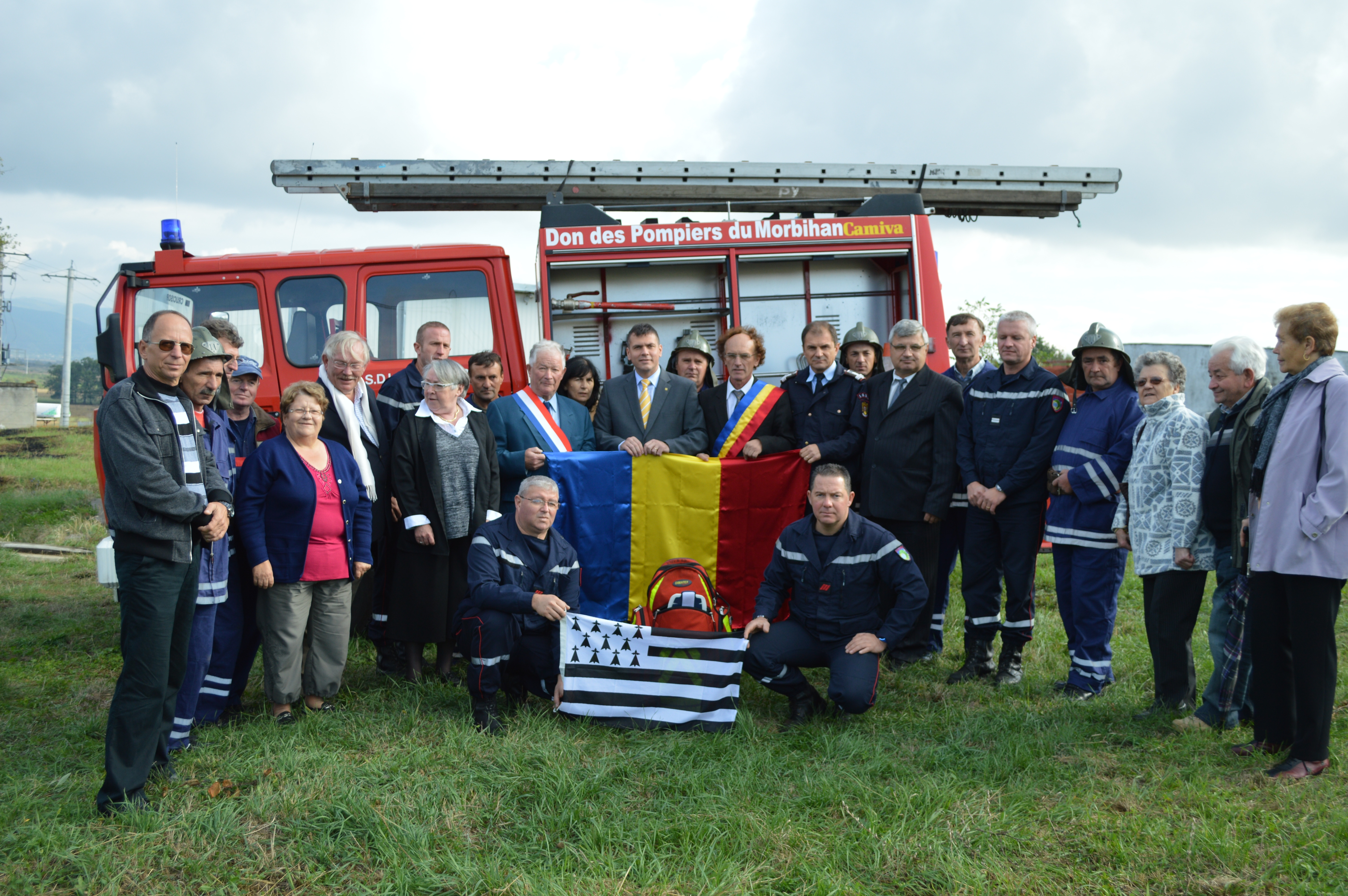 Locuitorii unei comune din Satu Mare au primit o masina de pompieri donata de o asociatie din Franta