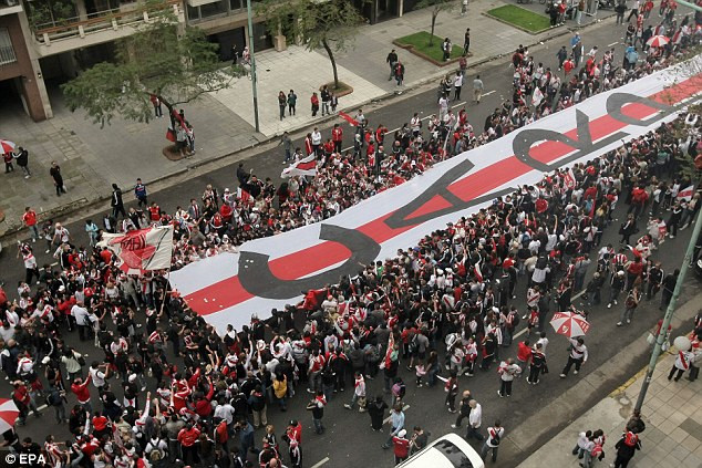 Cum isi arata dragostea pentru echipa favortita: au creat cel mai mare steag din lume! VIDEO