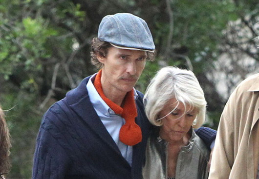 Era cel mai sexy actor de la Hollywood, dar a ajuns piele si os. Merge pe strada ajutat de mama lui