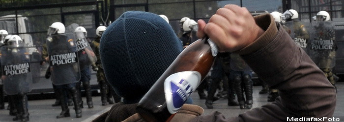 Protest cu pietre, sticle incendiare si insemne naziste. 25.000 de greci in strada. VIDEO