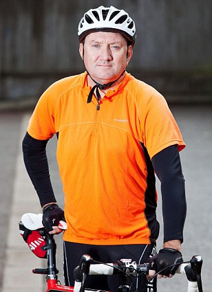 Solutie inedita pe timp de criza. Cum isi cauta acest barbat somer un loc de munca