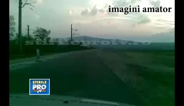 Asfalt proaspat turnat pe drumul spre Ghioroc, deja plin de gropi. Cum explica autoritatile