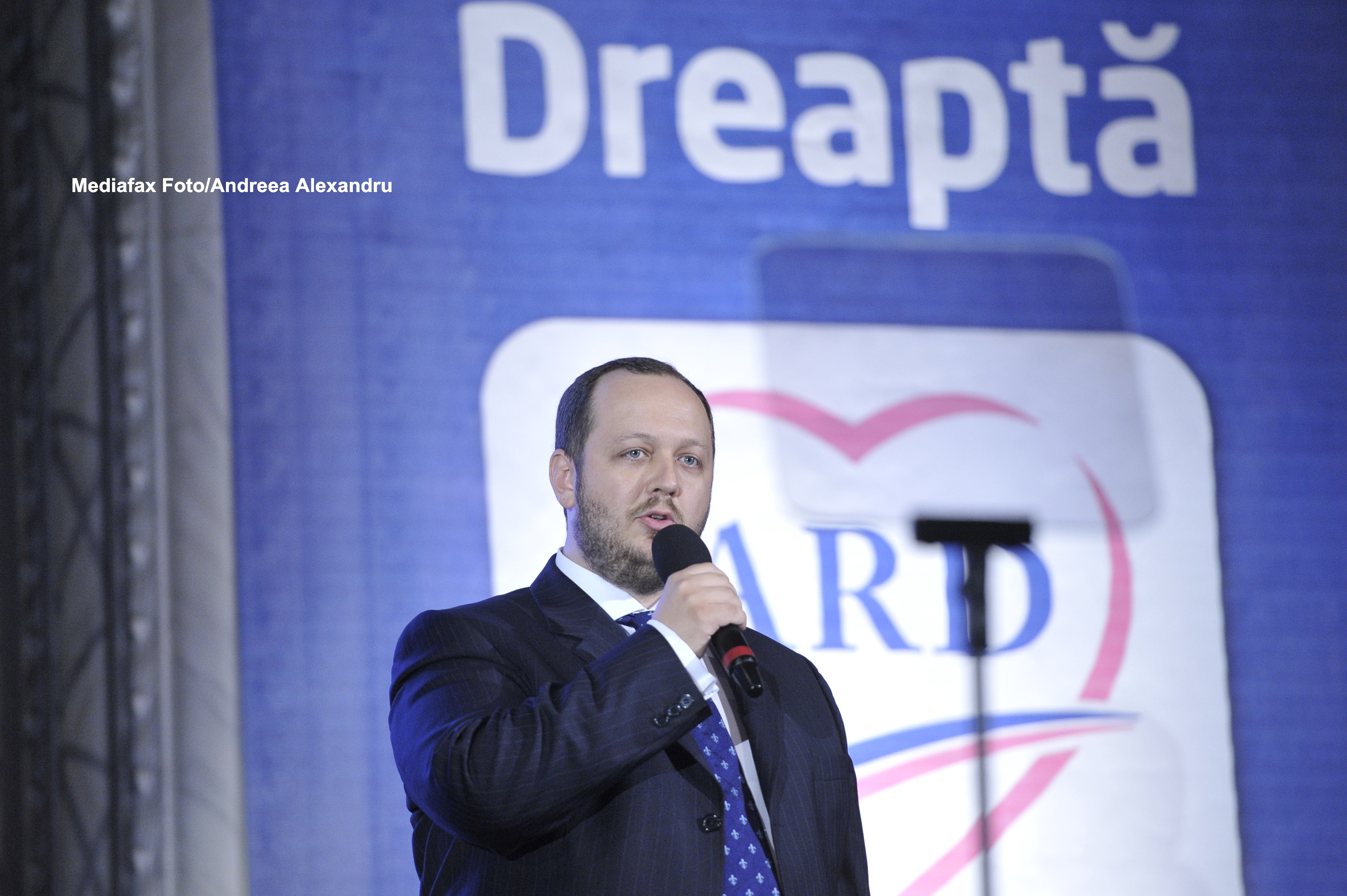 Adrian Papahagi: "Aceasta separatie, ca NU se face politica in scoli, mi se pare o imbecilitate"