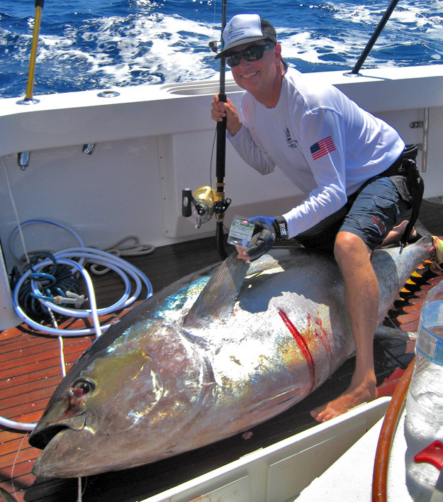 Un pescar american a reusit sa prinda un ton care cantareste 193 de kilograme. FOTO