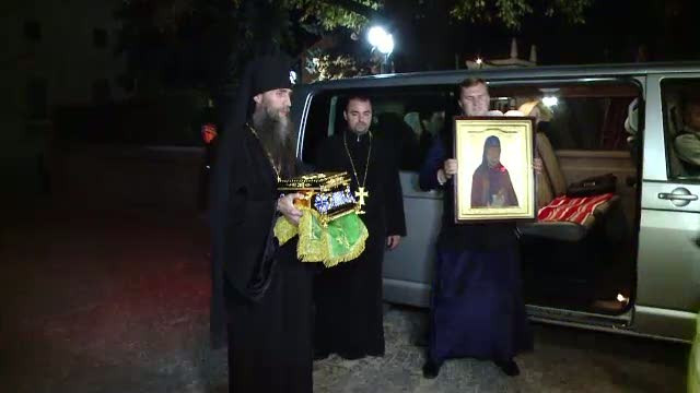 Pelerinajul continua la Iasi. Moastele Cuvioasei Parascheva si ale Sf. Teofil, scoase din catedrala