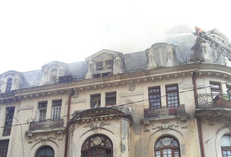 VIDEO. Un restaurant din centrul Capitalei a luat foc. Pompierii s-au luptat o ora cu incendiul