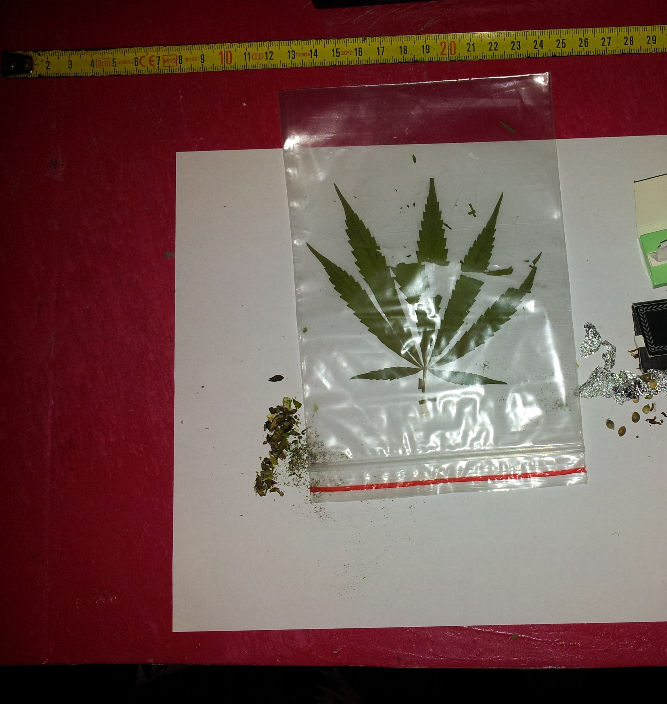 Un tanar de 23 de ani a fost prins de politistii din Mures in timp ce incerca sa vanda canabis