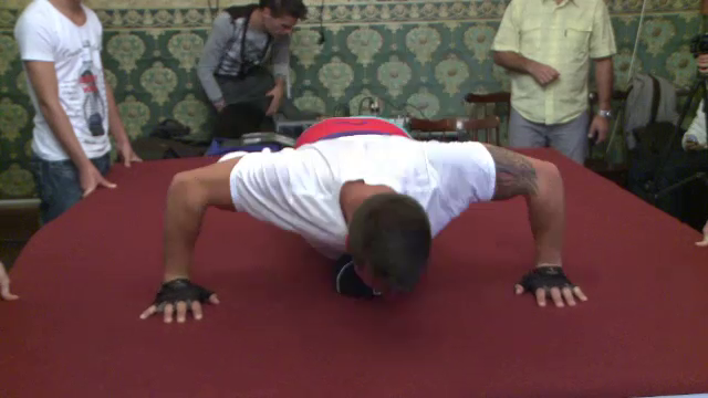 1.300 de flotari in 50 de minute. "Pretul" platit de un tanar pentru a obtine un parc de fitness