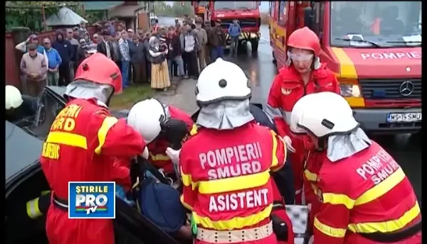 Un tanar din Mures s-a izbit cu masina de un stalp de beton