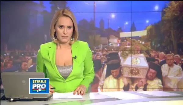 Pelerinajul continua la Iasi. Moastele Cuvioasei Parascheva si ale Sf. Teofil, scoase din catedrala