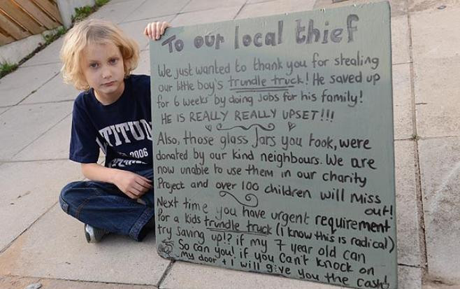 FOTO. Mesajul emotionant al unui baiat de 7 ani catre hotul care i-a furat cea mai draga jucarie