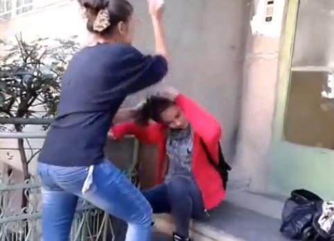 O fata de 15 ani a fost batuta intr-un parc din Satu Mare de o tanara de 18 ani