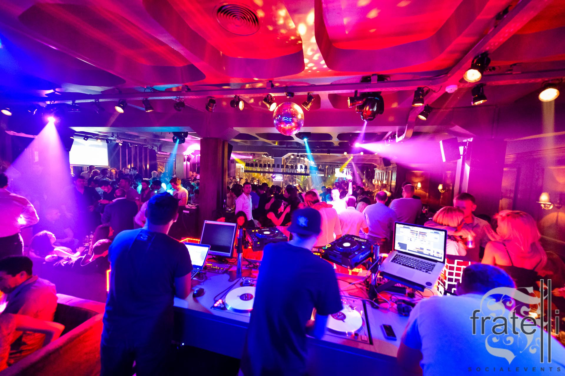 DJ ESKEI83 a facut senzatie intr-un club din Timisoara. Vezi GALERIE FOTO de la eveniment
