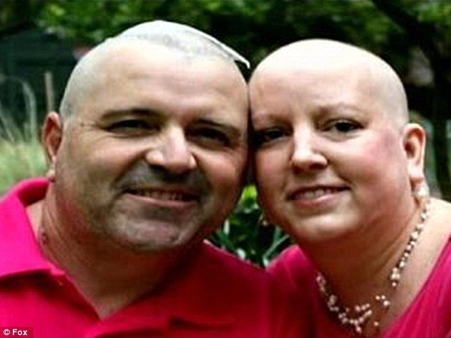 S-a ras in cap din solidaritate cu sotia lui, iar decizia i-a salvat viata