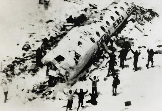 Marturia supravietuitorului unui accident aviatic. "Mi-am mancat prietenii ca sa supravietuiesc"