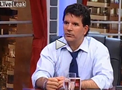 VIDEO. Cum reactioneaza prezentatorul unei emisiuni, cand este martorul unui cutremur, in direct