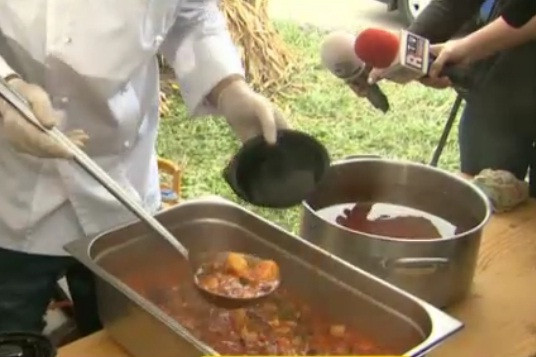 Competitie inedita in Bucuresti: tocana versus mici si pastrama. Ce au preferat romanii