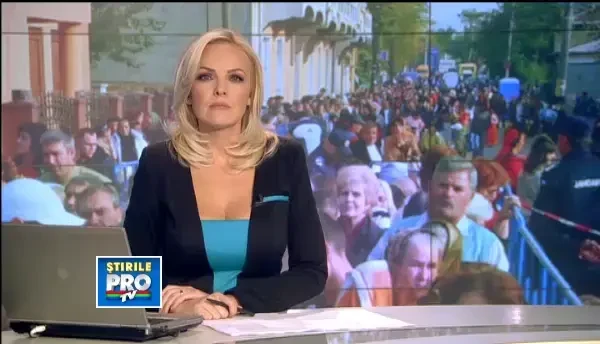 44.000 de romani stau intr-o coada de 4 km, in ploaie, ca sa ajunga la moastele Sfintei Parascheva