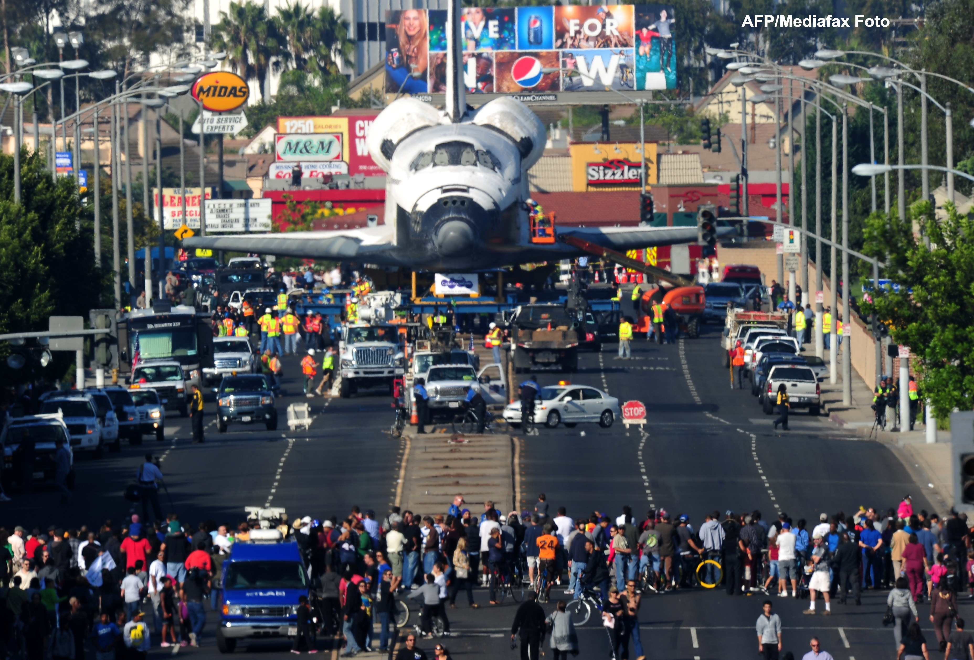 Naveta Endeavour, pe strazile din L.A. A fost transportata la muzeul California Science Center.VIDEO