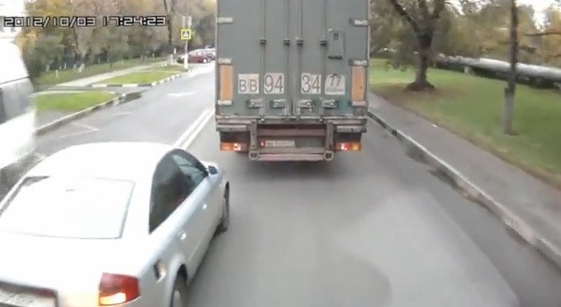 Nu te pune cu camionagiii in trafic: Uite ce a patit barbatul acesta dupa o "sicana"