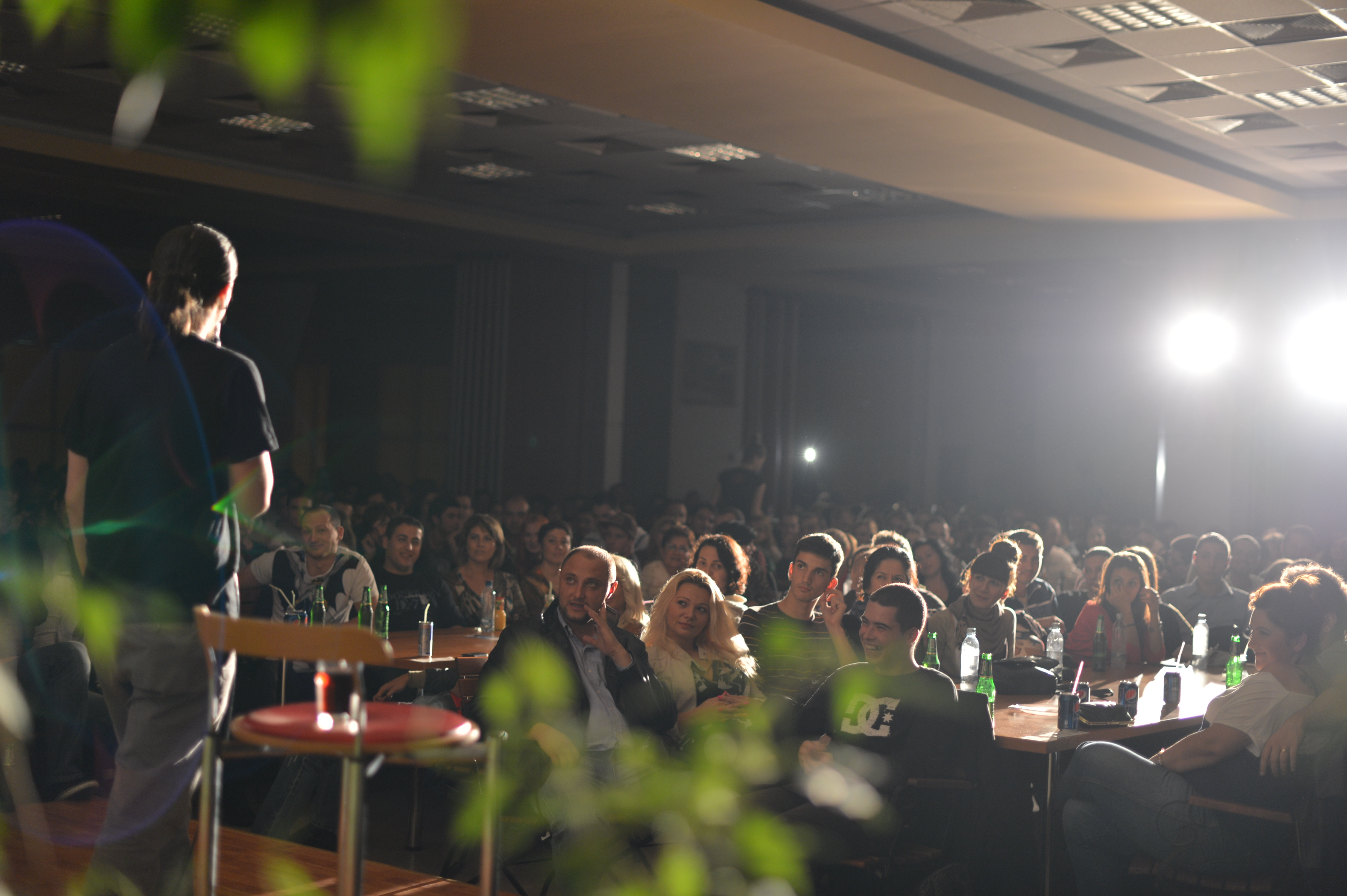 Sute de timisoreni si-au primit portia de ras la Maratonul de stand up comedy. Vezi GALERIE FOTO