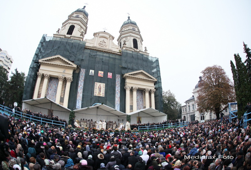SFANTA PARASCHEVA 2013. Sute de oameni au format deja o coada in curtea Catedralei Mitropolitane