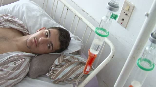 Un fotbalist a suferit o ruptura de rinichi in timpul unui meci. Medicii l-au lasat sa plece acasa