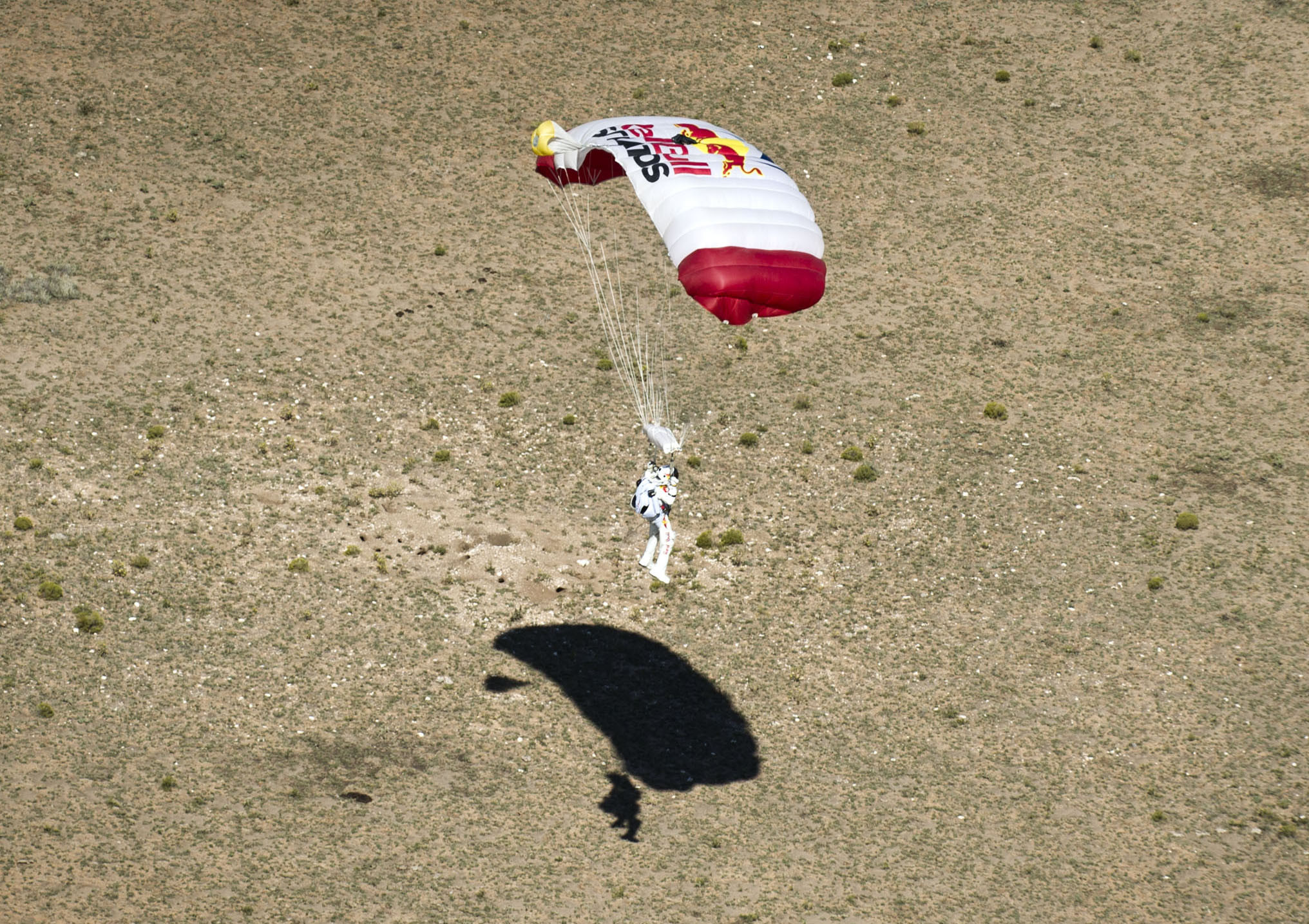 Felix Baumgartner i-a dat aripi.Cat valoreaza Red Bull, dupa ce a sponsorizat saltul din stratosfera