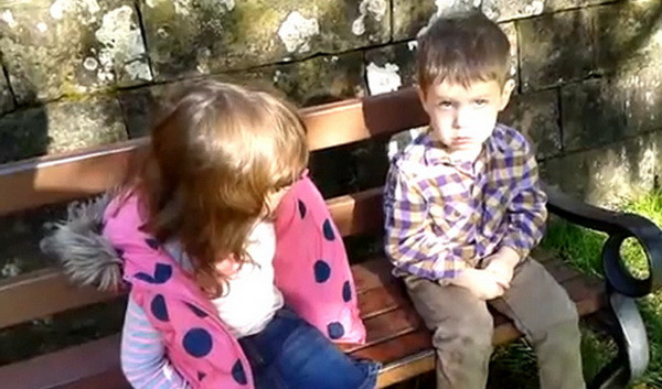 O fetita de 4 ani isi dojeneste fratele mai mic cu un an: "Trebuie sa fii putin mai tare!" VIDEO